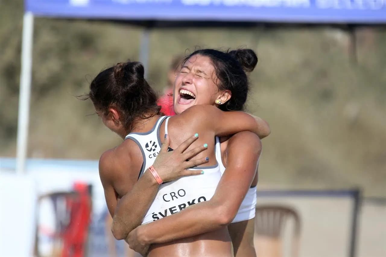 Croatian girls and Slovenian teams undefeated after opening matches at #EuroBeachVolleyU18